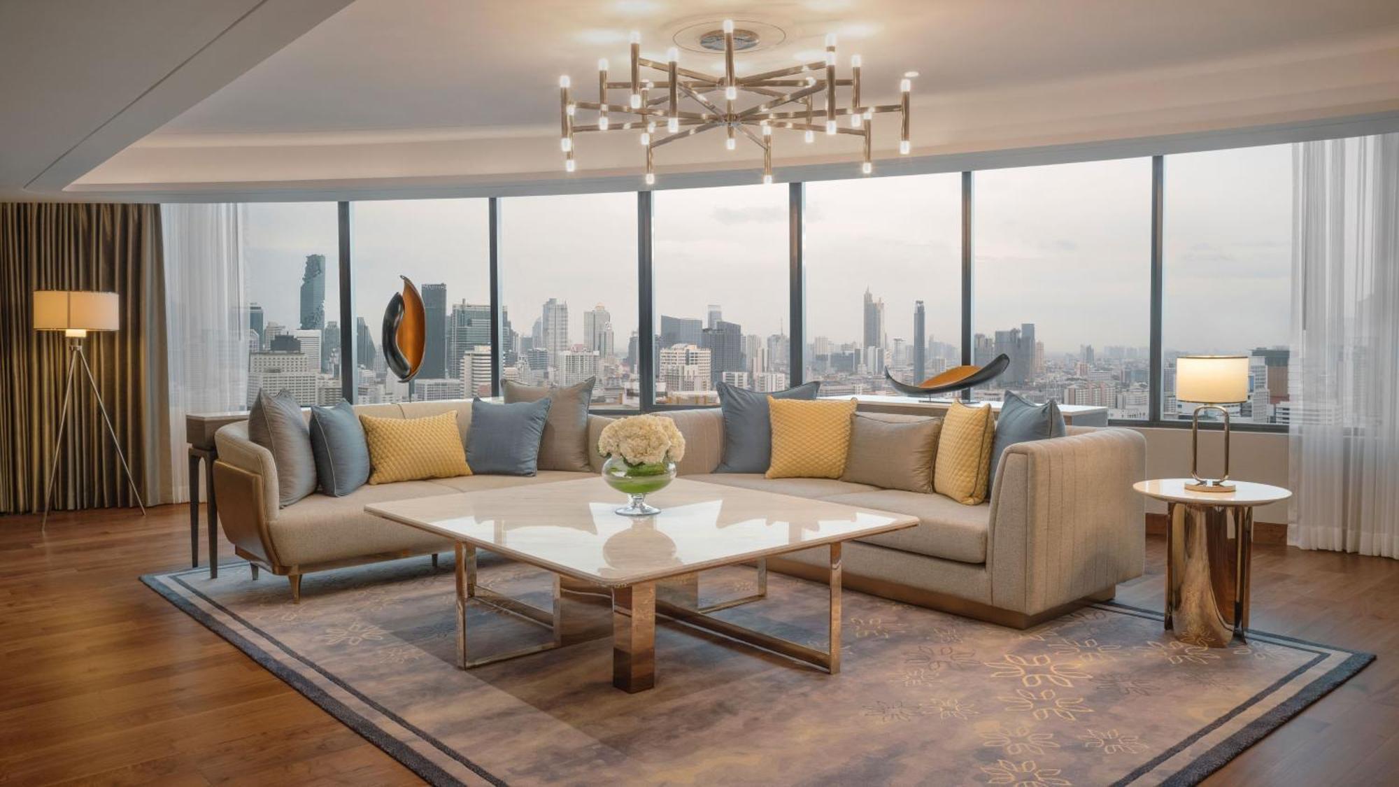 Hotel Intercontinental Bangkok By Ihg Extérieur photo The living room of a suite at the hotel